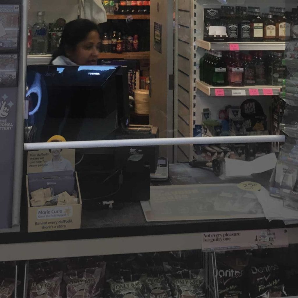 Shop counter anti sneeze screen bottom